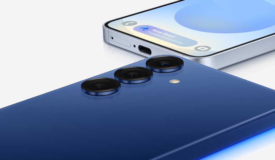 Gros plan sur deux téléphones. Un bleu avec trois objectifs de caméra et un flash, et un argenté avec un écran bleu clair.