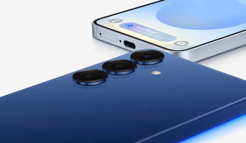 Gros plan sur deux téléphones. Un bleu avec trois objectifs de caméra et un flash, et un argenté avec un écran bleu clair.