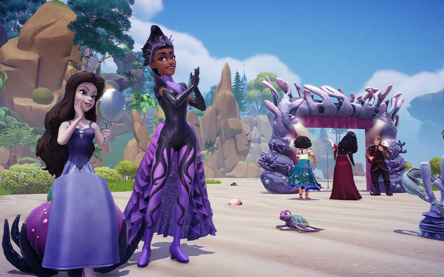 Sur une plage féerique, deux sorcières élégantes posent avec assurance, tandis que des invités traversent une arche de corail violet.