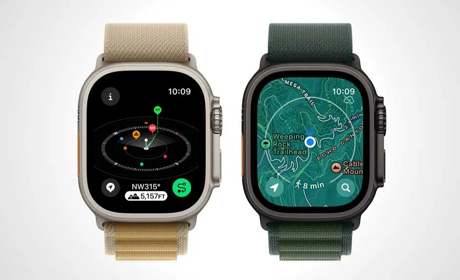 Deux montres intelligentes affichent des écrans d'applications : une boussole et une carte de sentiers. Les bracelets sont en tissu beige et vert.