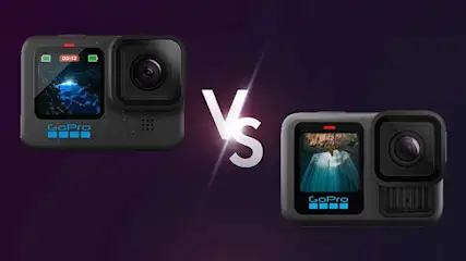 Twee GoPro-camera's staan tegenover elkaar, gescheiden door een wit "VS"-symbool, op een paars-zwarte achtergrond.