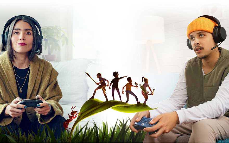 Twee mensen met hoofdtelefoons spelen samen een videogame; in het midden marcheren kleine gamepersonages over een grasblad.