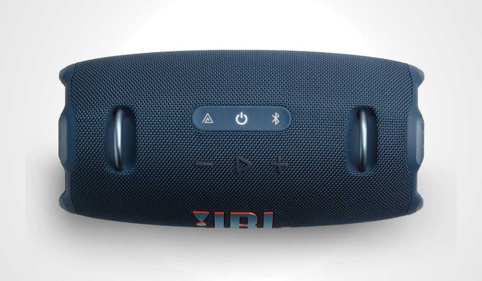 Enceinte bleue JBL, face avant avec boutons d'alimentation, Bluetooth, volume, lecture et logo, sur fond blanc.
