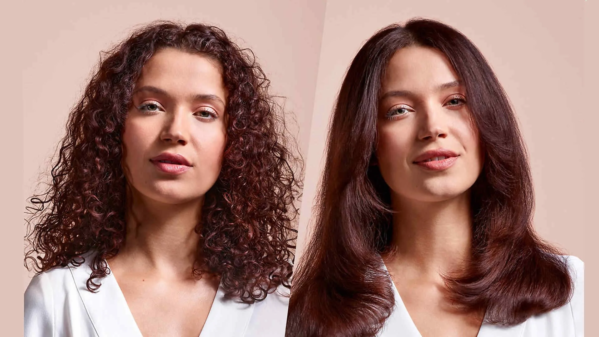 Image divisée montrant des cheveux bruns bouclés à gauche, lisses et raides à droite, sur fond beige.