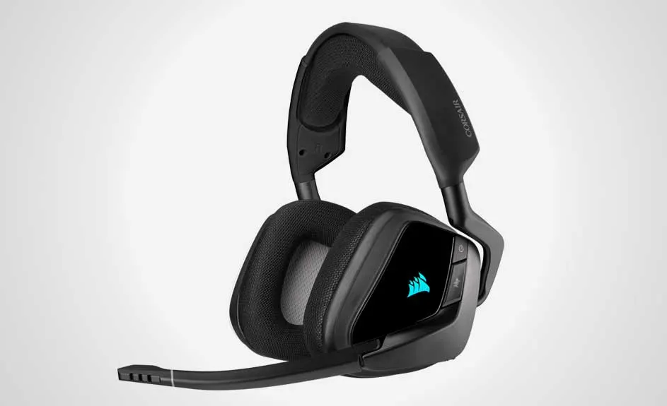 Casque noir avec microphone sur fond blanc. Coussinets d'oreille et logo bleu.