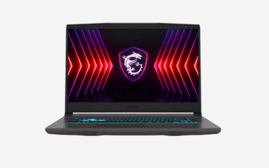Donkere MSI gaminglaptop met felgekleurd RGB toetsenbord en scherm met rood paarse lichtpijlen rond een draaklogo in het midden