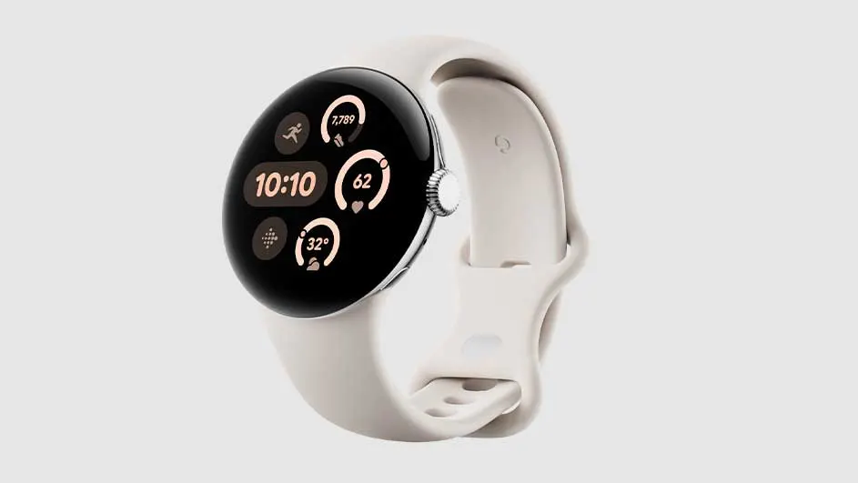 Une montre intelligente avec un écran rond affichant 10:10, un bracelet clair et un bouton latéral sur fond blanc.