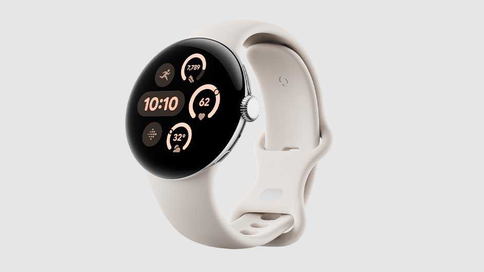 Een smartwatch met een ronde, zwarte wijzerplaat en een crèmekleurige band ligt op een witte achtergrond. Het scherm toont de tijd 10:10 en gezondheidsstatistieken.