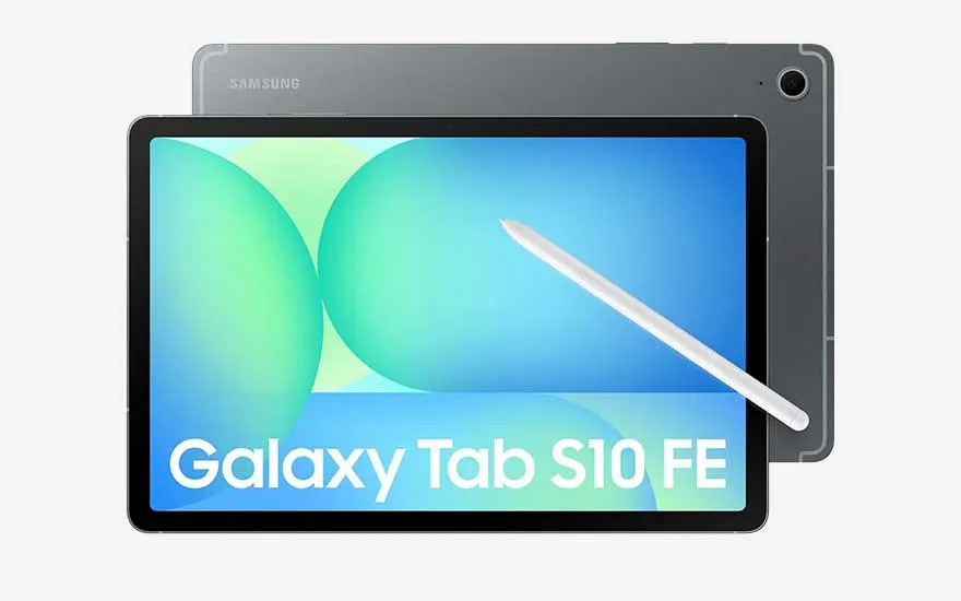 Samsung Galaxy Tab S10 FE in grijs, met tweede zicht op de achterkant en witte stylus ervoor, scherm met groen‑blauwe tinten.