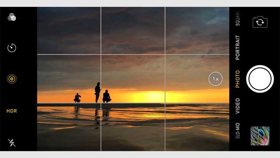 Vue d'écran d'appareil photo avec trois silhouettes devant un coucher de soleil et des options d'appareil photo sur les côtés.