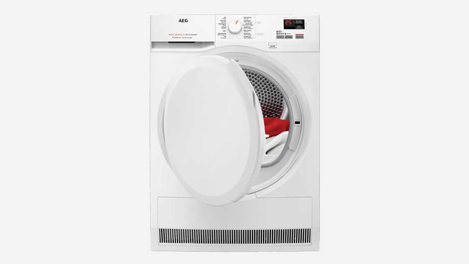 Een witte AEG-droogkast staat op een witte achtergrond met de deur open en rode kleding binnenin.