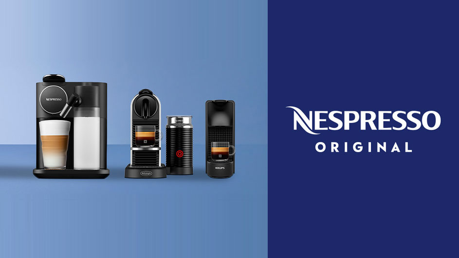 Trois machines à café Nespresso Original avec des boissons au café sur fond bleu, à côté du logo Nespresso Original blanc sur fond bleu foncé.