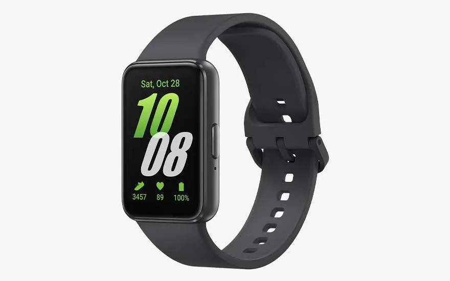 Een zwarte smartwatch met rechthoekig scherm toont grote groene en witte cijfers, een hartslag, batterijstatus en stappenteller.