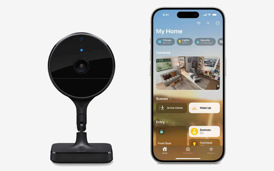 Een zwarte beveiligingscamera staat naast een iPhone met een app voor slimme woningbediening. De achtergrond is effen wit.