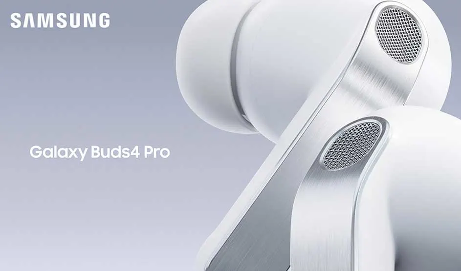 Close-up van witte Galaxy Buds4 Pro met metalen accenten, strak verlicht tegen een zachte grijze achtergrond voor premium uitstraling.