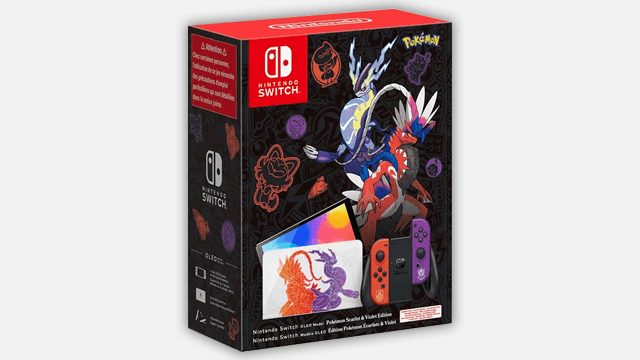 Een Nintendo Switch-doos met Pokémon-thema staat op een witte achtergrond. De doos is zwart met rode accenten en bevat afbeeldingen van Pokémon.