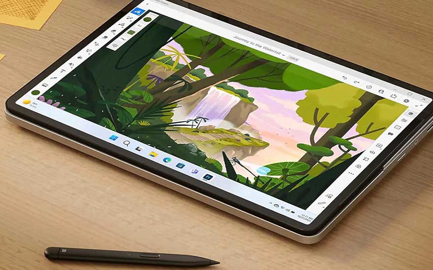 Een tablet ligt op een houten tafel met een zwarte styluspen ernaast. Het scherm toont een tekening van een waterval.