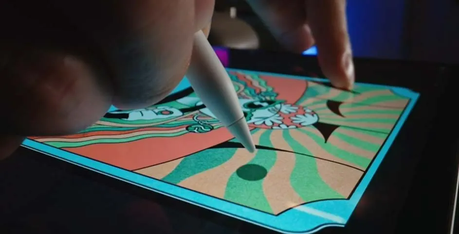 Een stylus tekent op een digitaal scherm met een kleurrijke, psychedelische afbeelding. Het scherm heeft een blauwe rand.