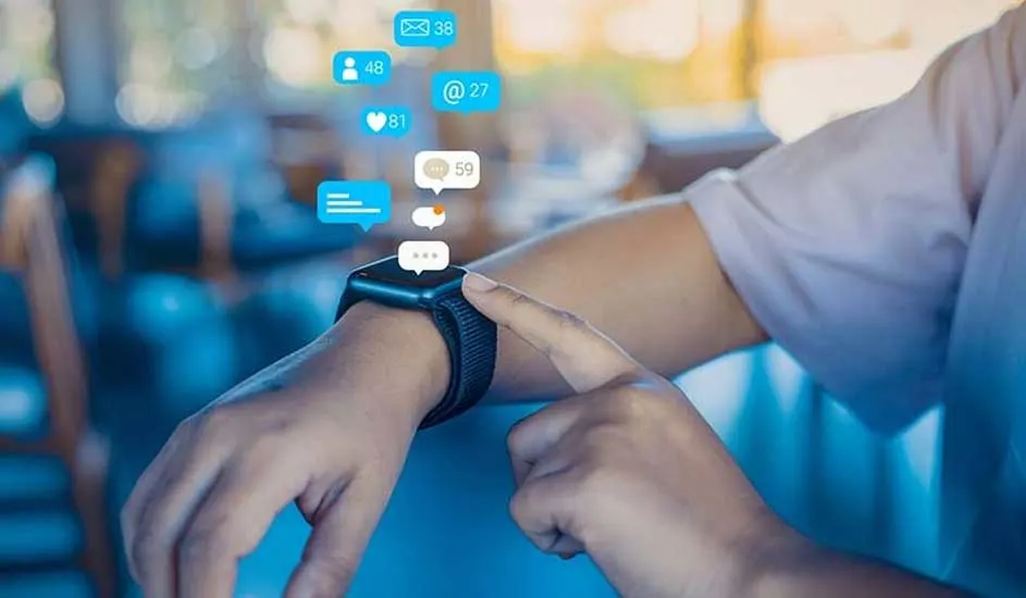 Zwarte smartwatch om de pols met meldingen. Vinger tikt op het scherm. Onscherpe achtergrond.