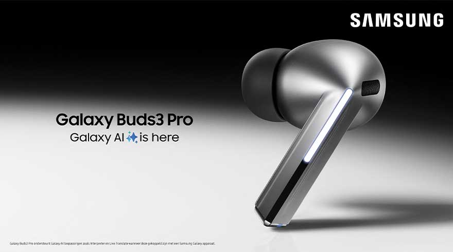 Publicité pour les écouteurs Galaxy Buds3 Pro de Samsung, en gris, sur fond noir et blanc.