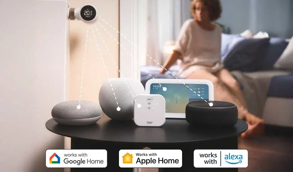 Slimme luidsprekers en een hub staan op een tafel, met app-iconen voor Google Home, Apple Home en Alexa, en iemand op de bank.