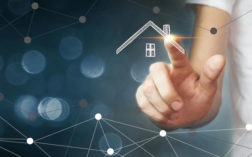 Main point of view : Un doigt touche une maison dessinée sur un fond bleu avec des cercles et des lignes.