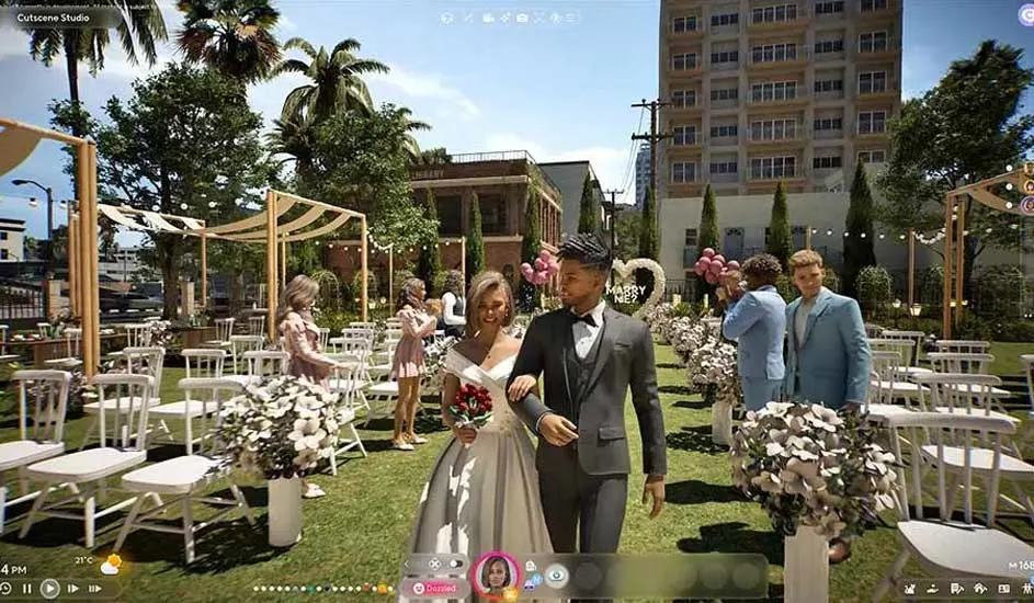 Un couple marié marche dans une allée de chaises blanches et de fleurs, avec des invités et un bâtiment en arrière-plan.