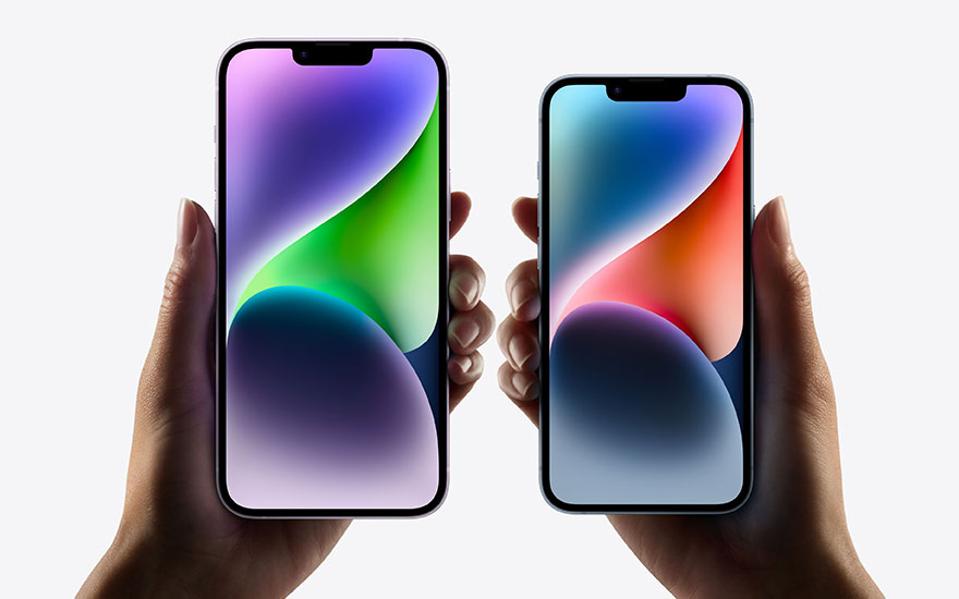 Deux smartphones avec écrans colorés sont tenus sur un fond blanc.