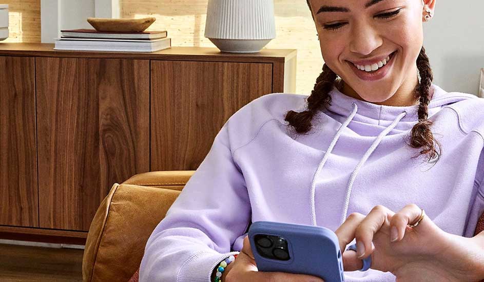 Een blauwe telefoon wordt gebruikt in een interieur met een houten kast en decoratieve elementen.