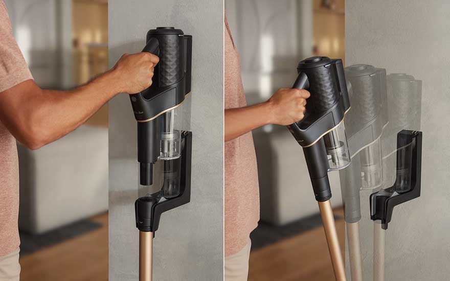 Deux photos montrent un aspirateur noir et doré en charge et en cours d'utilisation, fixé à un support mural noir.