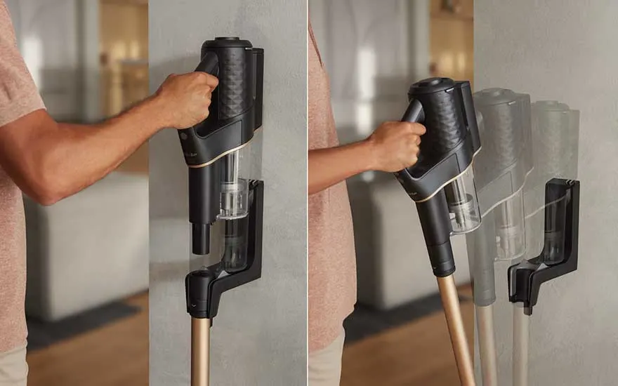 Deux photos montrent un aspirateur noir et doré en charge et en cours d'utilisation, fixé à un support mural noir.