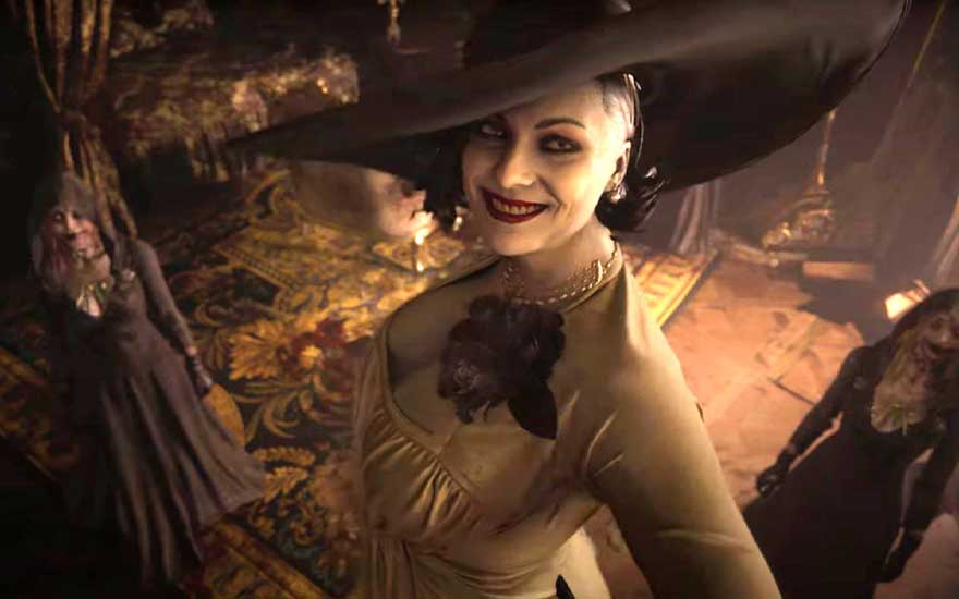 Une femme élégante au large chapeau et sourire inquiétant se détache, entourée de personnages lugubres dans une pièce gothique.