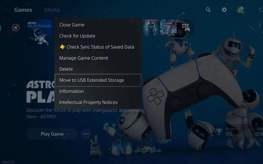 Een PS5-menu toont opties voor "Astro's Playroom", met een witte DualSense-controller en Astro-bots op een blauwe achtergrond.