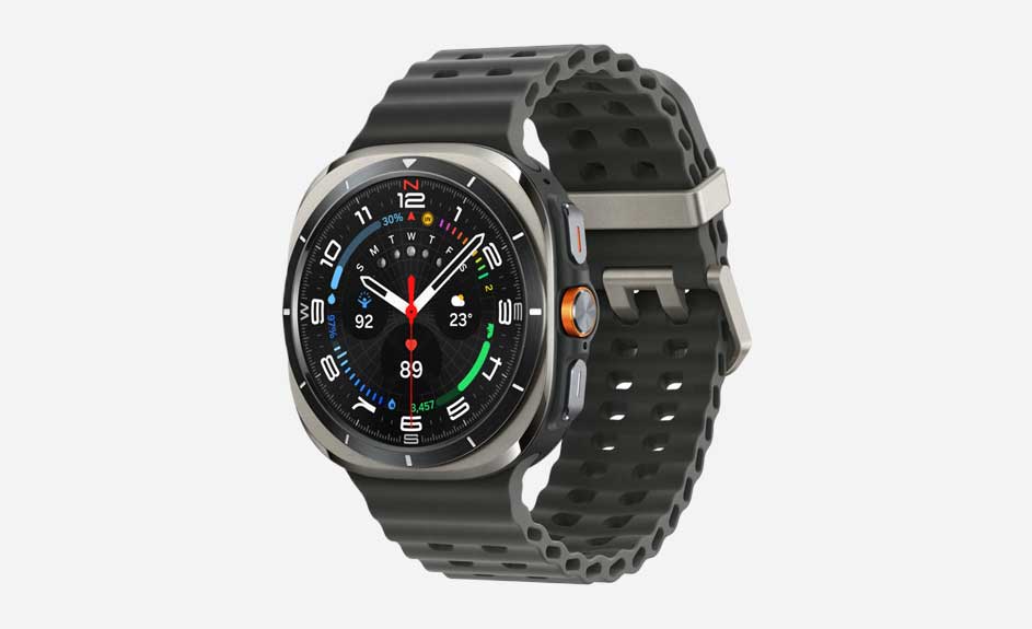 Een zwart-zilveren smartwatch met een geperforeerde band op een witte achtergrond toont tijd en gezondheidsstatistieken op het scherm.