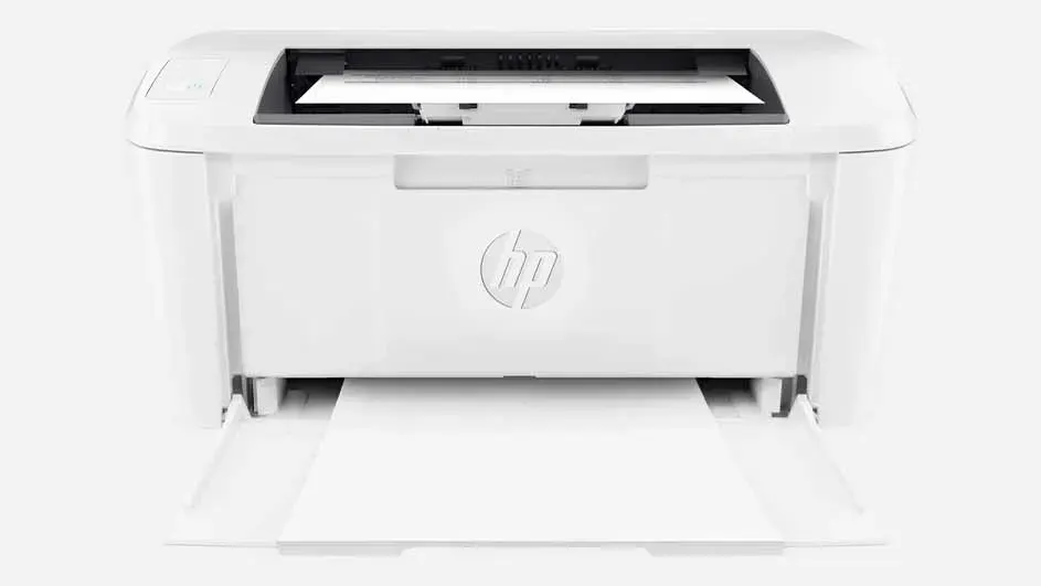 Witte HP laserprinter met compact design, geopende papierlade zichtbaar en HP-logo op de voorkant van het apparaat geplaatst.