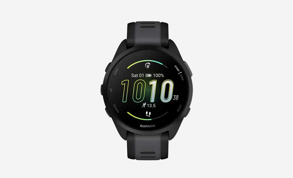 Zwart Garmin horloge met grijs bandje en digitaal display op een witte achtergrond. Het display toont tijd en andere functies.
