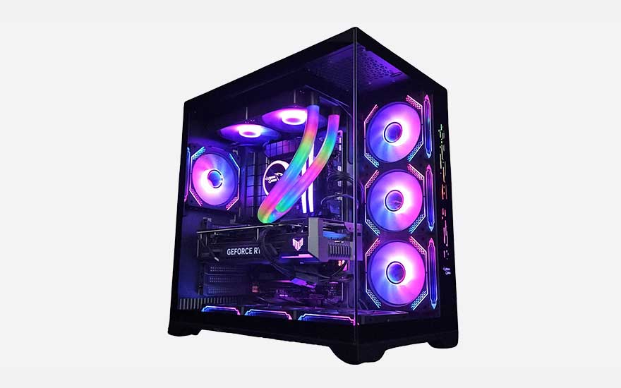 ): Un PC gaming noir avec panneau latéral en verre révèle un éclairage RGB violet, une carte graphique GeForce RTX et six ventilateurs lumineux design.