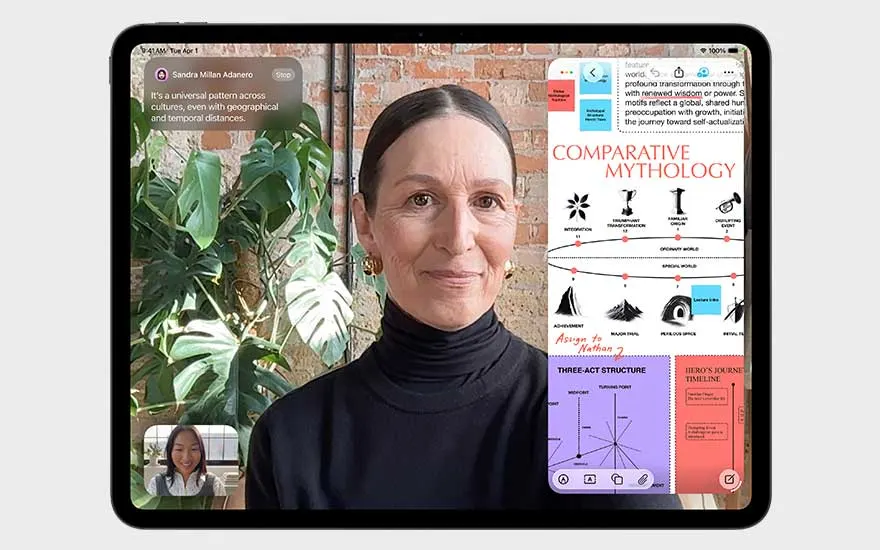Un iPad affiche un appel vidéo à côté d’un document sur la mythologie comparée, tandis qu’une femme parle depuis un intérieur lumineux.