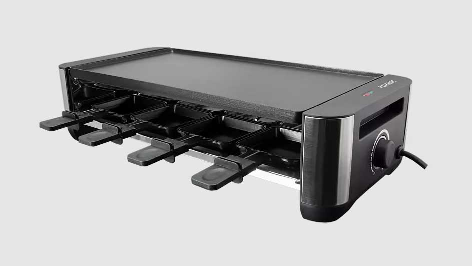 Zwarte raclette grill met vier pannen en een platte grillplaat, tegen een effen achtergrond.