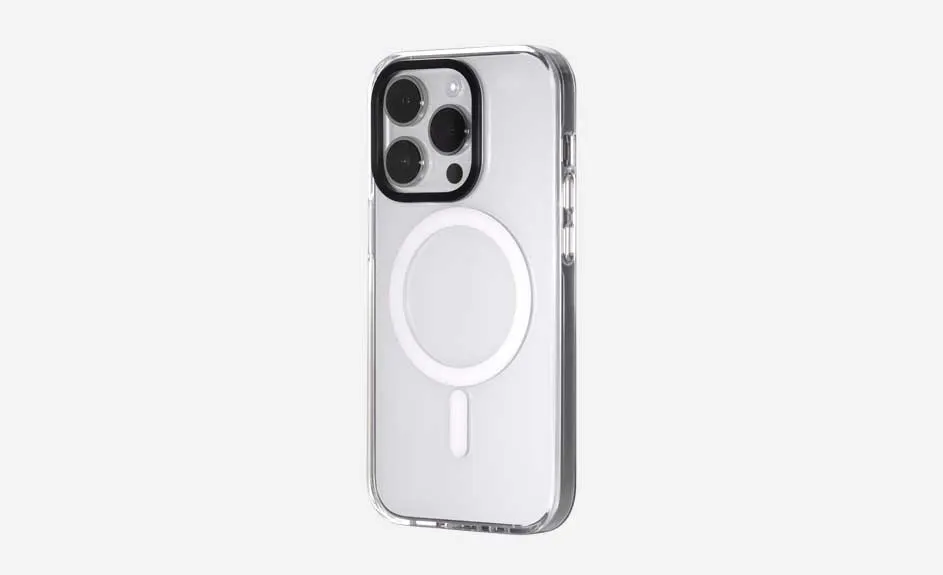 Een iPhone met een transparant hoesje op een witte achtergrond, met een magnetische ring op de achterkant.