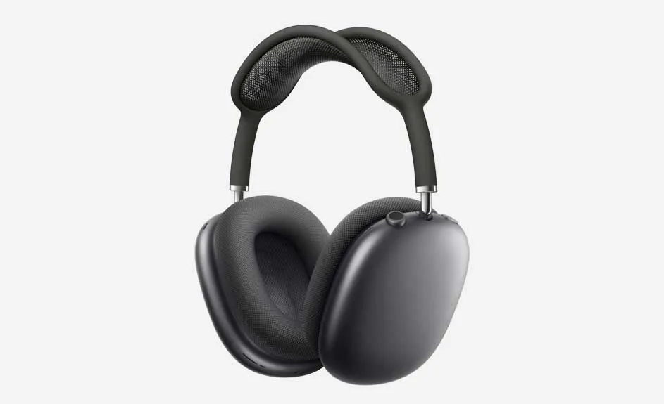 Casque audio gris foncé avec coussinets d'oreille et bandeau en maille sur un fond blanc uni.