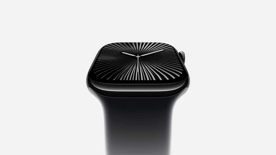 Zwarte smartwatch met een gestreept patroon op het scherm en witte wijzers, tegen een witte achtergrond.