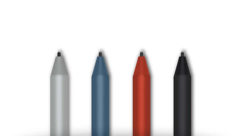 Quatre stylos numériques colorés (gris, bleu, rouge, noir) pointent vers le haut sur un fond blanc uniforme.