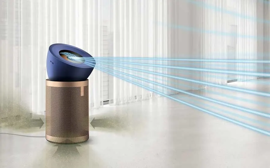 Een modern apparaat blaast gerichte blauwe luchtstralen de kamer in; het staat voor witte gordijnen op een lichte vloer.