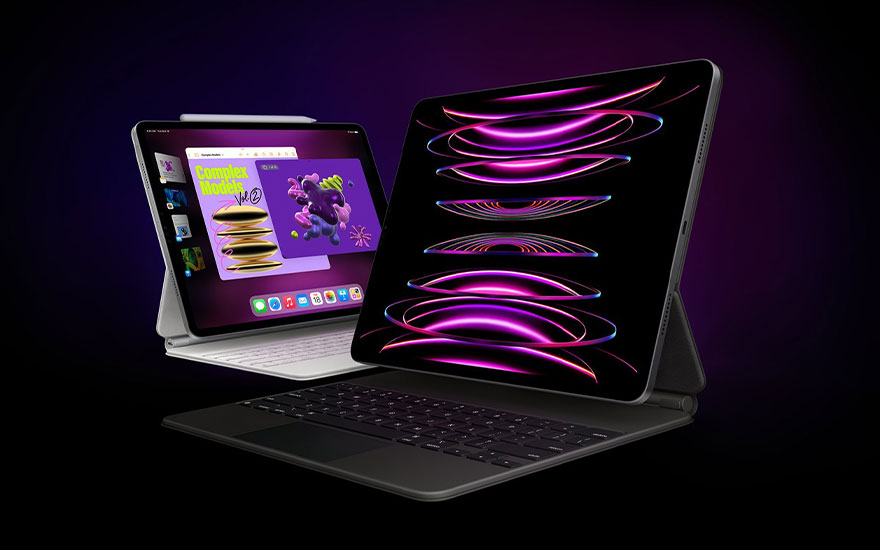Deux tablettes avec claviers sur fond noir. L'écran de la tablette de droite est noir avec des motifs violets.