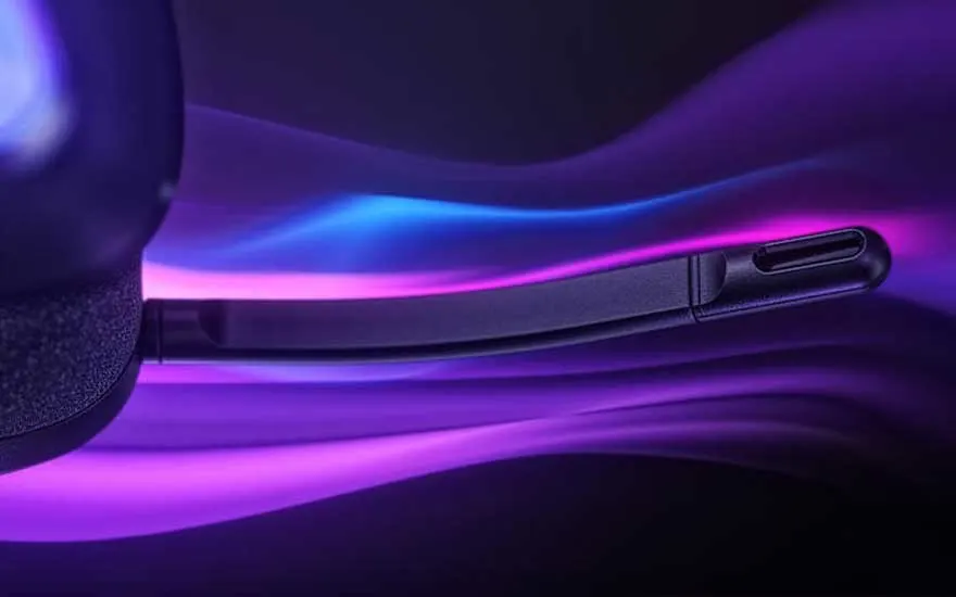 Un microphone flexible noir de casque avec boutons de contrôle sur un arrière-plan dramatique aux éclairages violet et bleu.