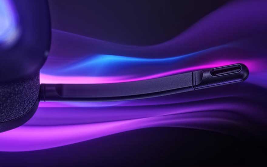 Een zwarte flexibele hoofdtelefoon-microfoon met bedieningsknoppen tegen een dramatische paarse en blauwe verlichte achtergrond.