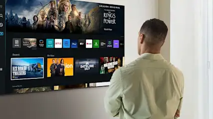 Un écran TV affiche des applications de streaming et des options de visionnage de séries comme "Rings of Power".