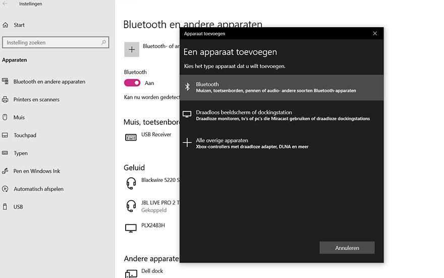 Windows instellingen: 'Bluetooth en andere apparaten' scherm met optie 'Apparaat toevoegen' geselecteerd. Donkergrijze achtergrond.