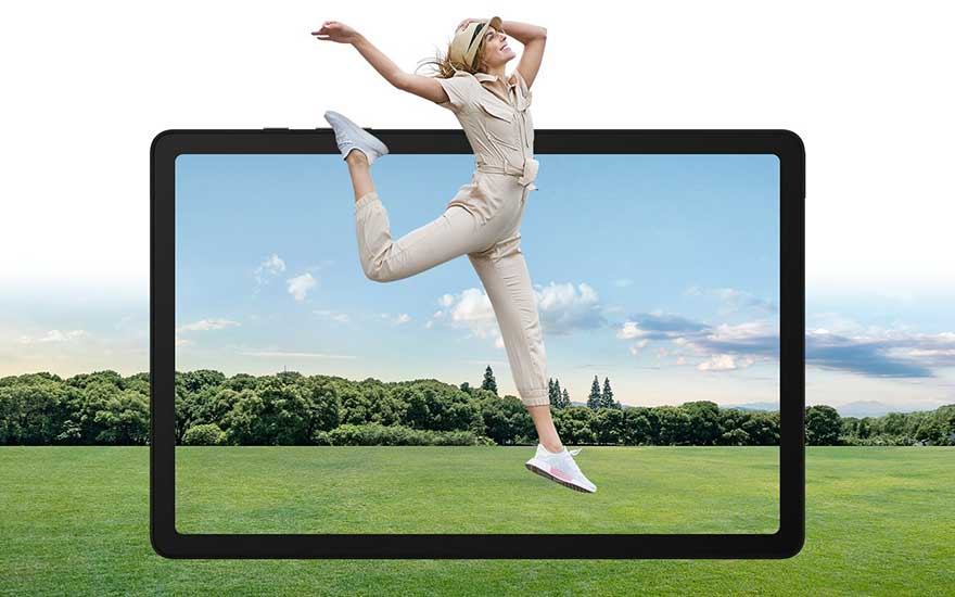 Une tablette noire affiche un paysage : ciel bleu, prairie verte et arbres. Une forme saute au-dessus, en tenue beige et baskets blanches.